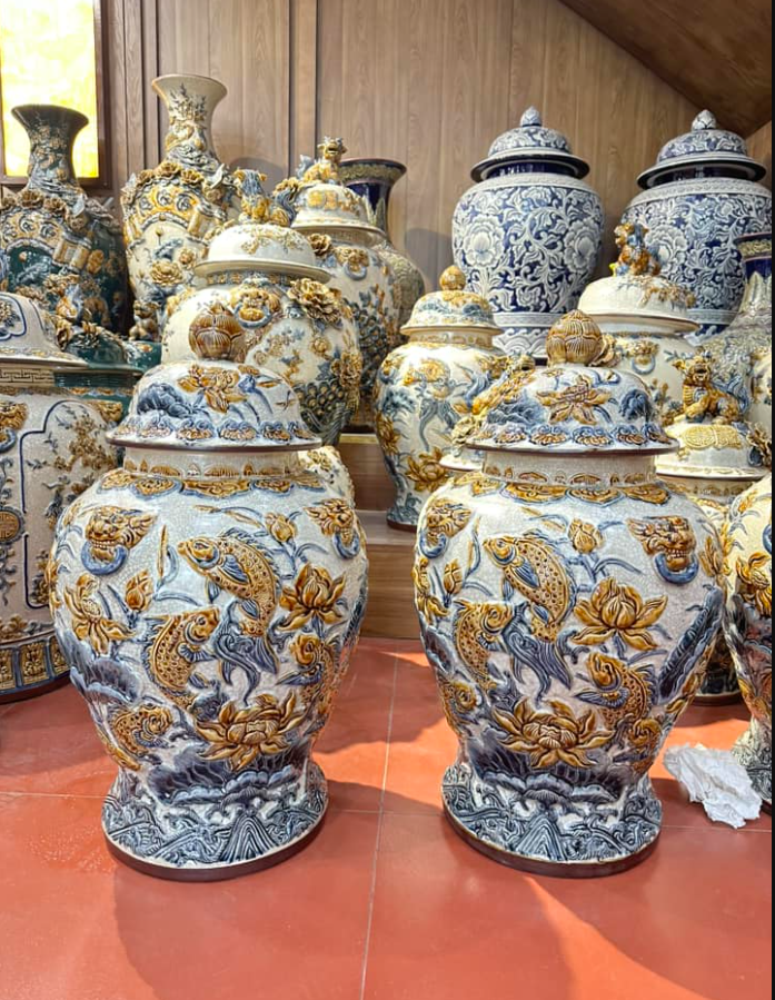 Nên để bộ 3 kỷ ngai, bát sâm và chóe trên bàn thờ hay không ?